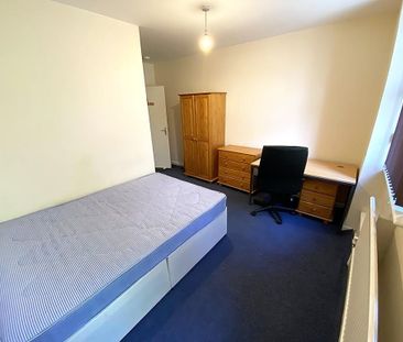 4 bedroom flat to rent - Photo 3
