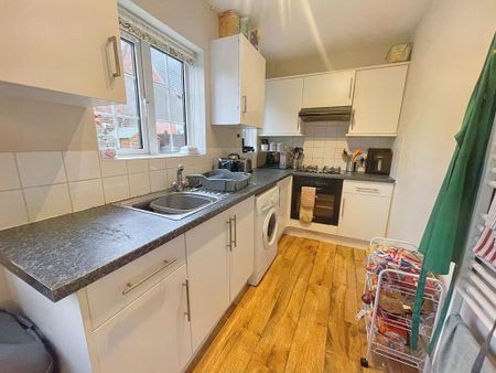 4 bedroom semi-detached house to rent - Photo 3