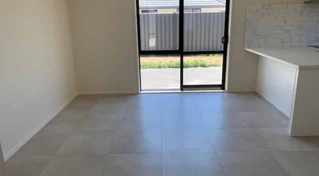 Modern House in Frimley - Photo 4