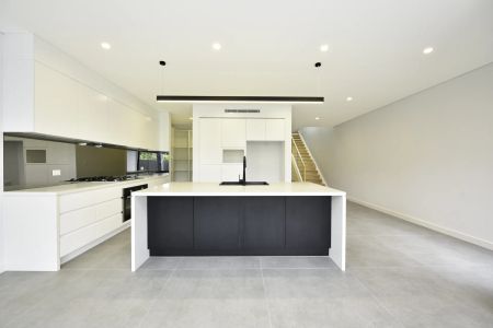 Family duplex epitomising urban luxury & minimalist design sophistication - Photo 4