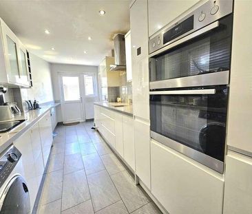 Trent Avenue, Upminster, RM14 - Photo 2