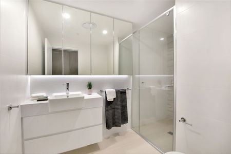 Stylish one bedroom unit plus a multi purpose room and secure car parking - Photo 5