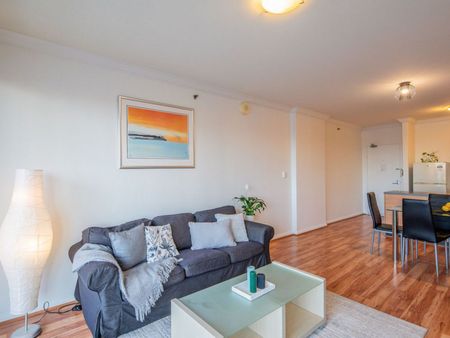 CBD Apartment with Stunning Views - Photo 4