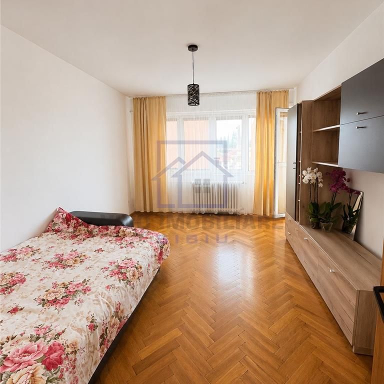 Apartament de inchiriat in Sibiu - 3 camere, decomandat, cu balcon, Bd. Mihai Viteazu de inchiriat - Photo 1
