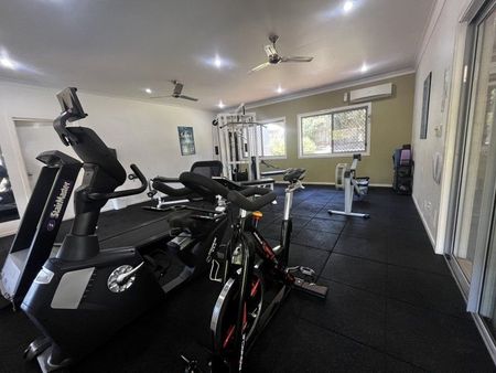 Call Justin to arrange inspection. Modern Home - Pool - Gym - Tennis Court!! $880 per week 4 Large Bedrooms Family Home - Photo 4