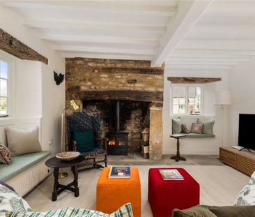 A characterful Grade II-listed five-bedroom house with separate two... - Photo 1