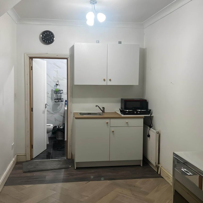 Guide Price £1,000 pcm - Available Now - Part Furnished - Photo 1
