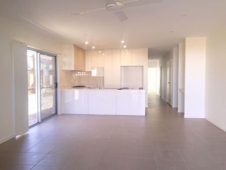 Spacious Family Home in the Heart of Coomera - Photo 5