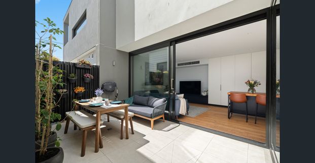 Light-Filled Boutique Retreat in the Heart of Richmond - Fully Furnished! - Photo 1