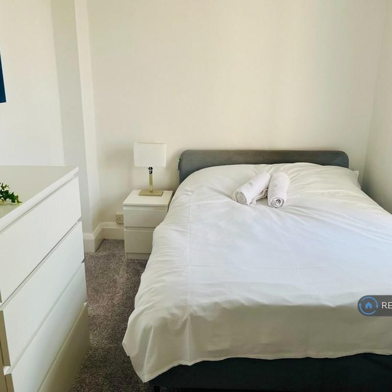 1 bedroom in a house share to rent - Photo 1