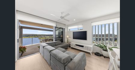 Executive top floor unit with waterfront living - Photo 2