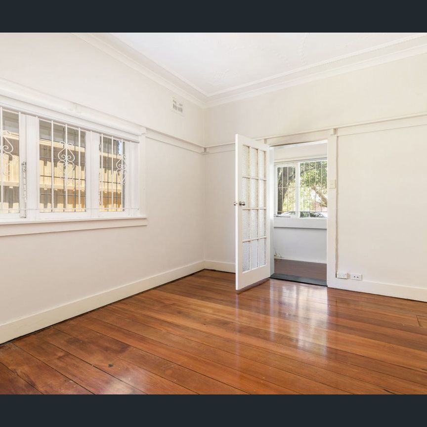 Two bedroom ground level apartment - Photo 1