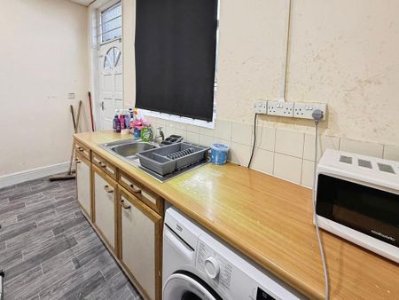 5 bedroom semi-detached house to rent - Photo 2