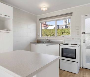 Sunny Unit - Unbeatable Location - Photo 4