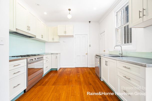 Oasis of charm offering 3 beds plus separate studio - Photo 1