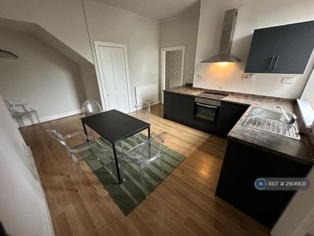 4 bedroom flat to rent - Photo 3