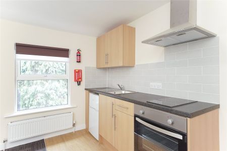 Room 8, 5a Church Street, Esher, Surrey, KT10 flat to rent - Photo 3