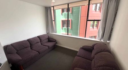 LOCATION LOCATION LOCATION: neat and tidy 2x bedroom apartment - Photo 2