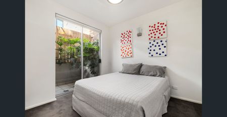 Fully Furnished Two Bedroom Apartment In Boutique Building - Photo 4