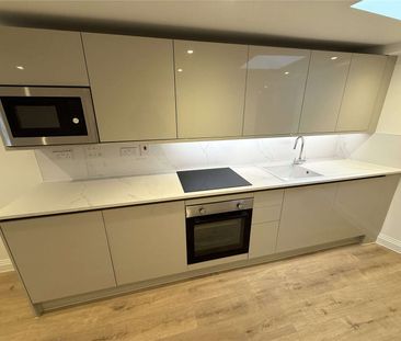 A newly converted 1 bedroom apartment to rent at Market Place in th... - Photo 3