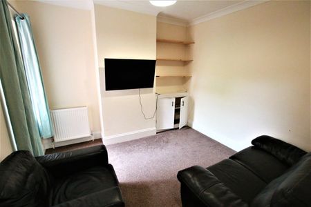 3 Bed Terraced House, St. Edwards Road, RG6 - Photo 2