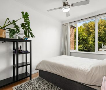 Sunlit Sanctuary in Iconic 1960s Building - Prime Village Location ... - Photo 3