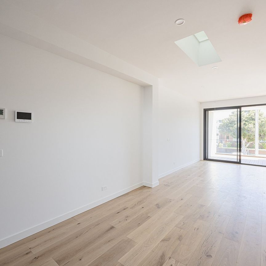 2/70 Dundas Street, Thornbury VIC 3071 - Photo 1