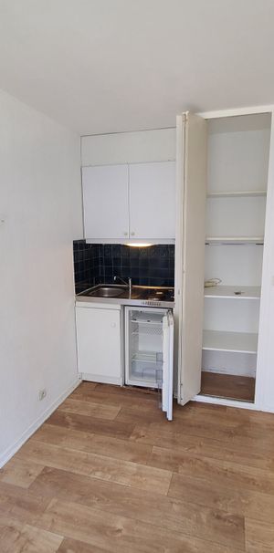 Appartement 1 pièces 17m2 MARSEILLE 1ER 421 euros - Photo 1