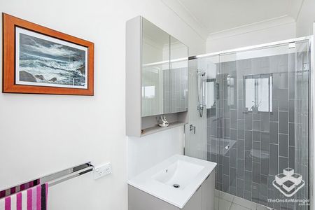 Top Floor, 2 Car and Storeroom, Park Outlook, Unbeatable Location, in this leafy pocket of Lutwyche. - Photo 4