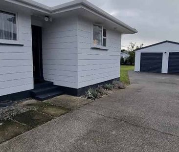 Cosy and Convenient on Meadow Park - Photo 4