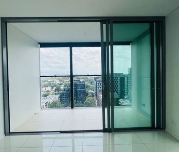High level one bedroom apartment with stunning view in Chippendale - Photo 6