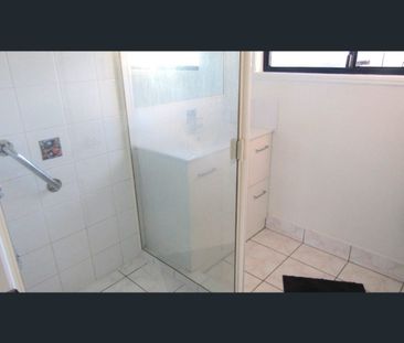 Immaculate 3 Bedroom Furnished Home - Photo 6