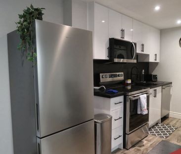 For Lease - 370 Chambers Crescent, Newmarket, Ontario - Photo 2