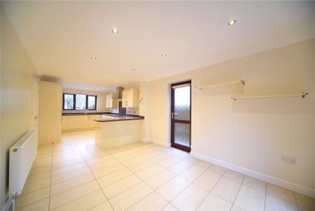 4 bedroom detached house to rent - Photo 2