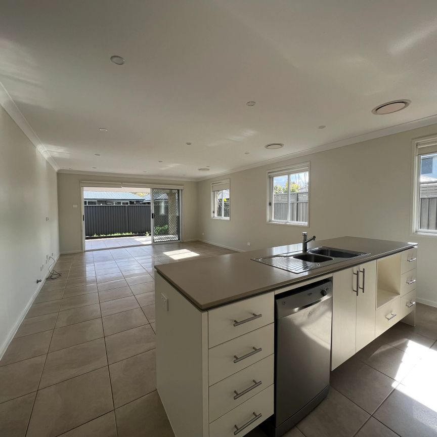 Luxurious & Large Home! - Photo 1