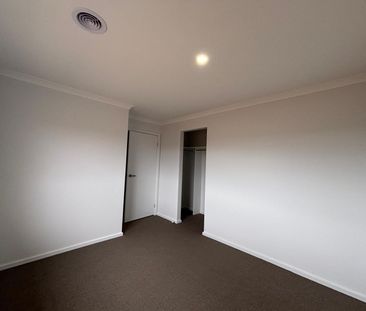 Spacious Home - Comfort, Style & Convenience! - Photo 6