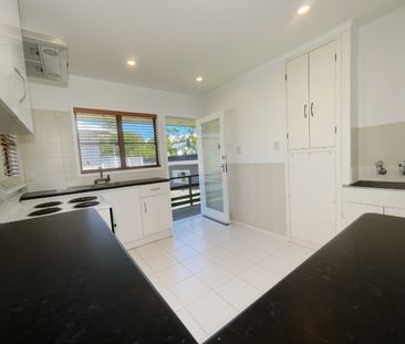 Sunny Two Bedroom Family Home in Peaceful Birkdale - Photo 1