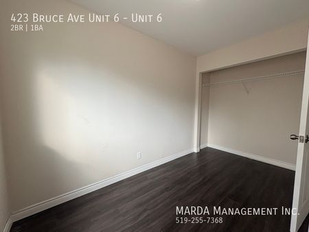 SPACIOUS 2BED/1BATH UPDATED UNIT ON BRUCE + HYDRO! - Photo 2