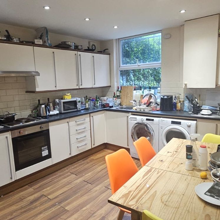 8 Bed - 35 St Michaels Road, Headingley, Leeds - LS6 3BG - Student - Photo 1