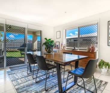 :: MODERN UP MARKET RESIDENCE IN FOREST SPRINGS ESTATE! - Photo 4