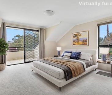 House Sized Penthouse Apartment with Versatile 2 Level Layout - Photo 2