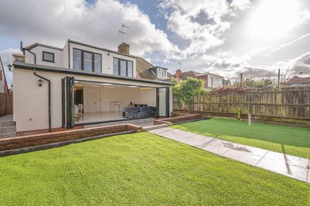 5 bedroom semi-detached house to rent - Photo 2