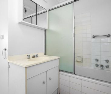 QUIET BLOCK | PRIME LOCATION | TWO BEDROOM - Photo 2