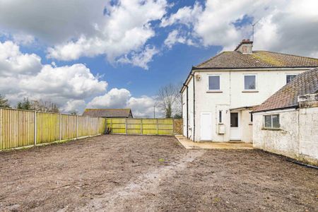 3 bed Semi-Detached for rent - Photo 2