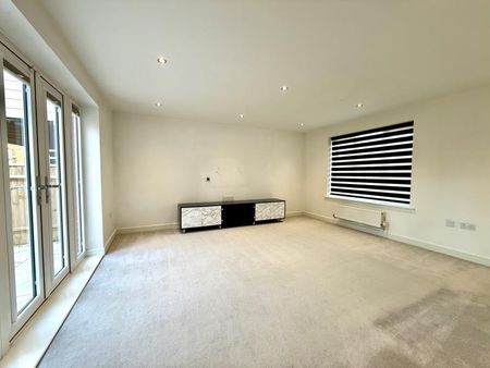 4 bedroom detached house to rent - Photo 2