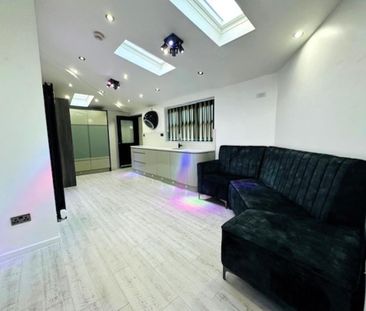 6 bedroom semi-detached house to rent - Photo 4