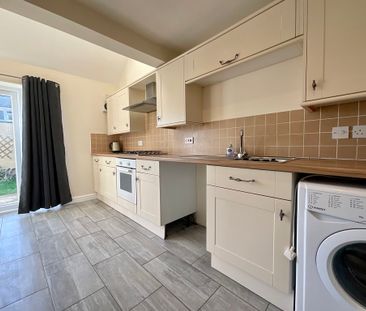 2 bedroom Semi-Detached House to let - Photo 5