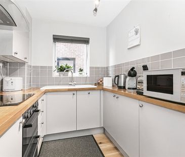 Kelly Close, Upper Halliford, Middlesex, TW17 8RL - Photo 2