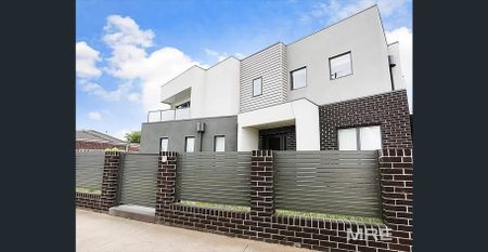 Perfectly Positioned Townhouse - Photo 4