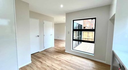 Modern Townhouse - Photo 2